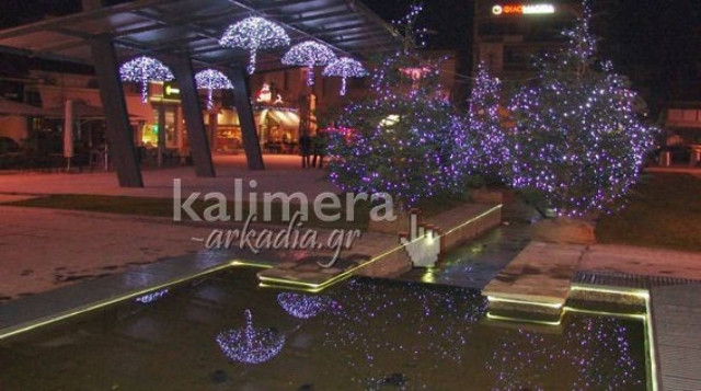 Βράδυ στη στολισμένη Τρίπολη (vid-pics)