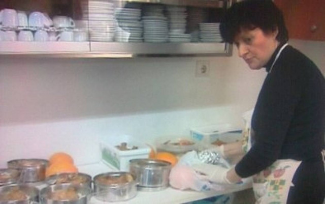 Βίντεο: Βρίσκουν ένα πιάτο φαγητό και ζεστασιά