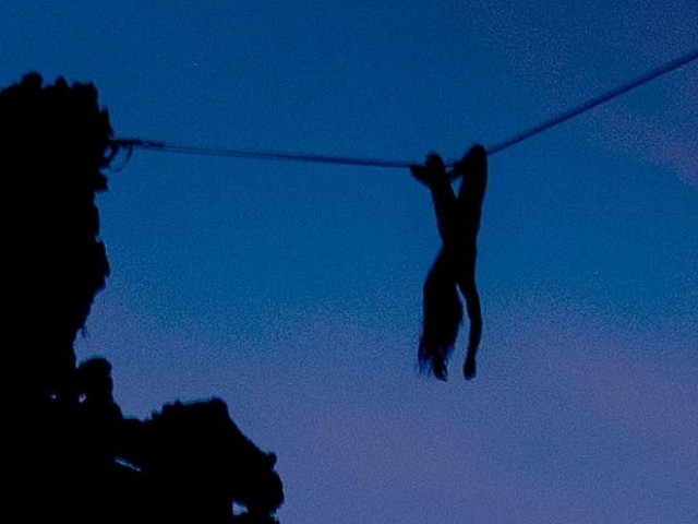 Περπάτησε... γυμνή πάνω σε ένα σκοινί σε ύψος 35 μέτρα (pics)