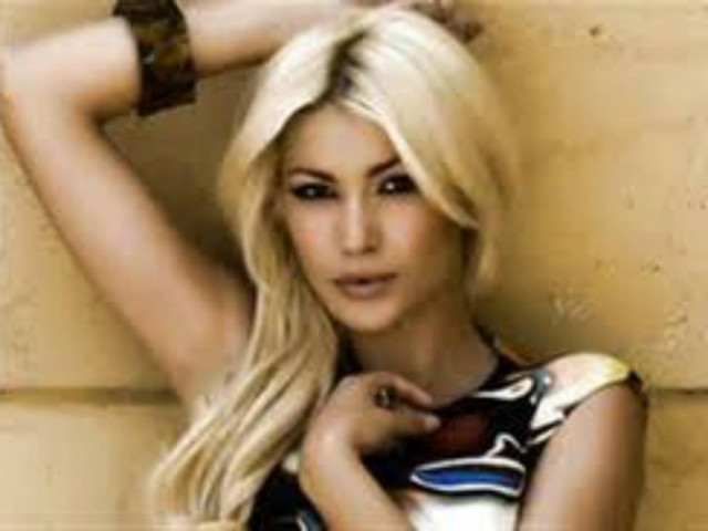 Δείτε τη sexy φωτογραφία της Κλέλια Ρένεση που αναστάτωσε το Facebook!