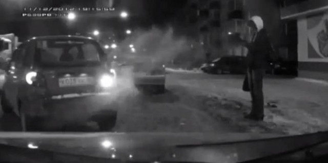 Ξεκαρδιστικό βίντεο: Άστο μεγάλε, μέχρι να παρκάρεις παγώσαμε!