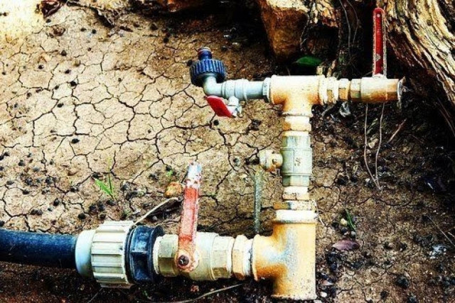 Τρέχουν να προλάβουν τις διαρροές και τις παράνομες συνδέσεις