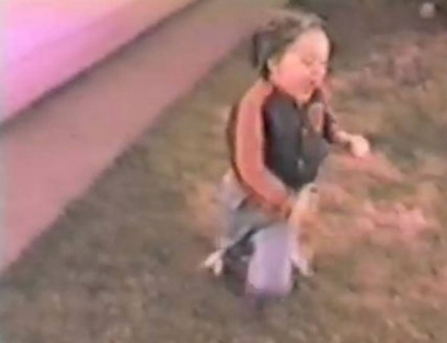 Βίντεο: Σκύλος βάζει τρικλοποδιά  σε αγόρι