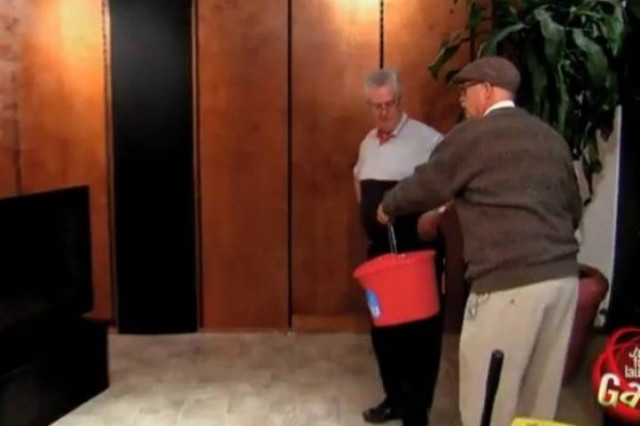 Απίθανη φάρσα: Ηλικιωμένος σβήνει τη φωτιά... της τηλεόρασης (vid)