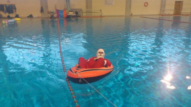 ΠΑΤΡΑ: Ο Αϊ Βασίλης έφθασε στην πισίνα του ΝΟΠ... με βαρκάκι
