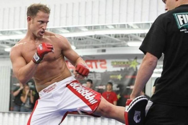 MMA: Μαχητής… Μπάτμαν και Ρόμπιν (video)