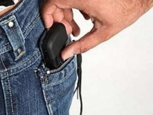 Δημοσιογράφος έκλεψε το κινητό συναδέλφου του και την εκβίαζε