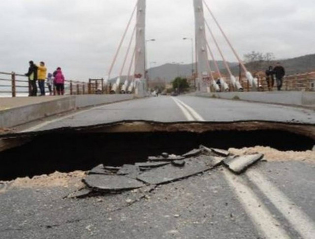 Τρύπησε η γέφυρα «Καλατράβα» στον Αγιόκαμπο