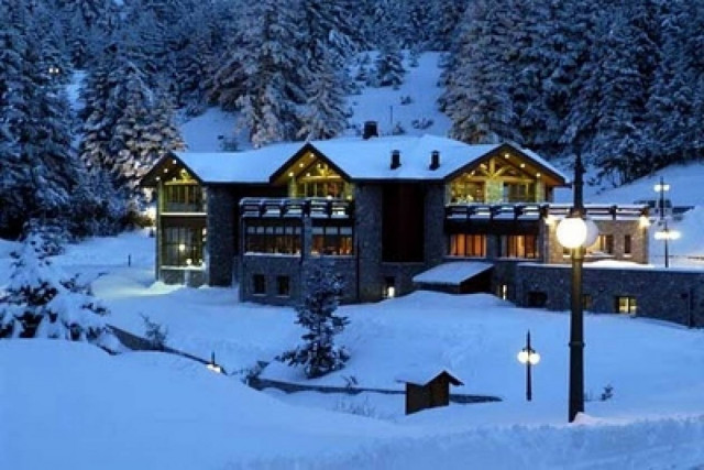 Στο σφυρί τα σαλέ της Αράχωβας