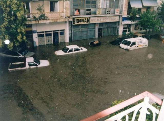 ΤΩΡΑ-Εγκλωβισμένοι στη Σκάλα Ωρωπού λόγω πλημμύρας