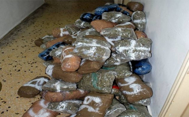 «Χειροπέδες» σε τρεις αστυνομικούς για διακίνηση ναρκωτικών