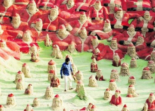 Παραλία γέμισε με 500 Άη Βασίληδες!