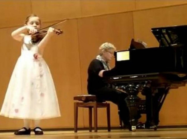 Βίντεο: Δείτε την 7χρονη «διάδοχο του Μότσαρτ»
