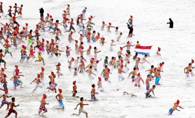 Βίντεο: Παγωμένες βουτιές για να πάει καλά το 2013