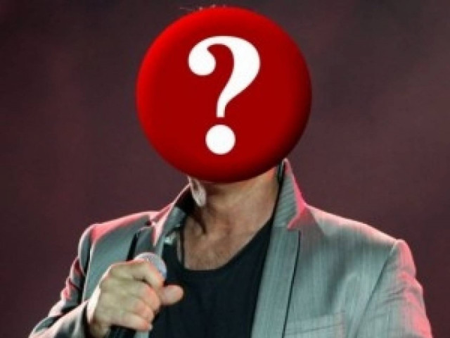 Έξαλλος Έλληνας τραγουδιστής με τις φήμες που τον θέλουν γκέι