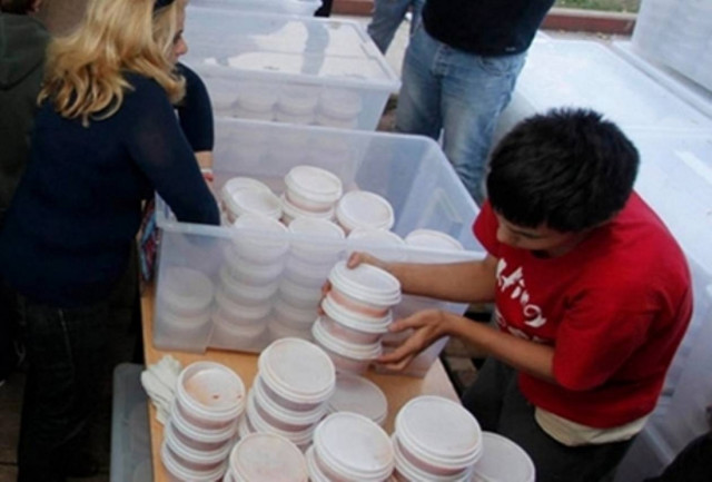 BBC: Πεινασμένοι στην Αθήνα κάνουν ουρές για ένα πιάτο  φαΐ