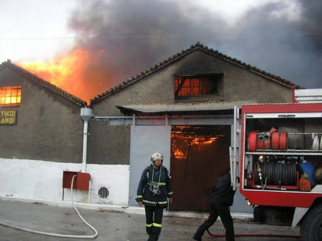 Πύρινος εφιάλτης σε εργοστάσιο στα Χανιά