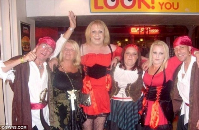 Απίστευτο: Από βίαιος χούλιγκαν έγινε... γυναίκα!