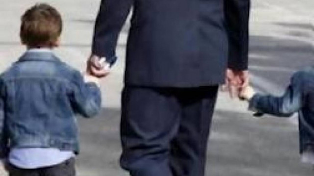 Κατέθεσε μήνυση για να «κερδίσει» λίγο ακόμα κοντά στα παιδιά του