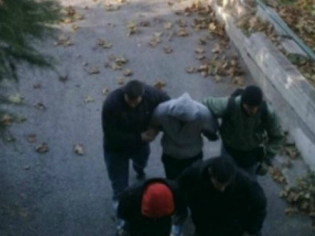 Χειροκροτούσαν τους αστυνομικούς του κυκλώματος ναρκωτικών (vid)