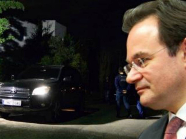 Ο Παπακωνσταντίνου βγάζει «τυφλούς» όσους τον είδαν στο λιμάνι!