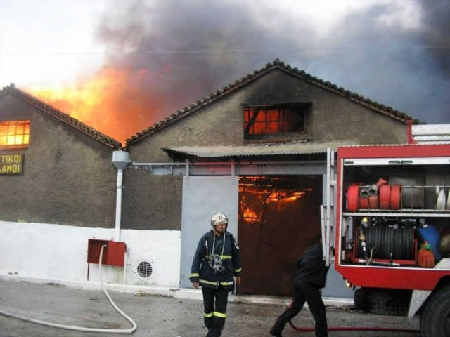 Στις φλόγες εργοστάσιο στα Χανιά