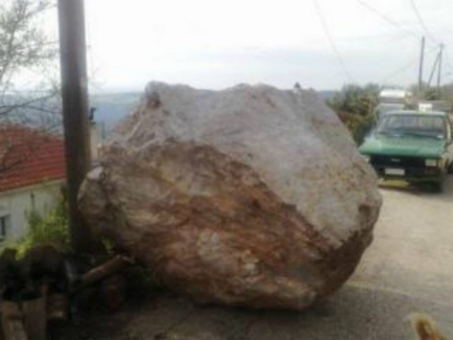 Συναγερμός στην Αχαΐα: Τεράστιος βράχος απείλησε ένα ολόκληρο χωριό