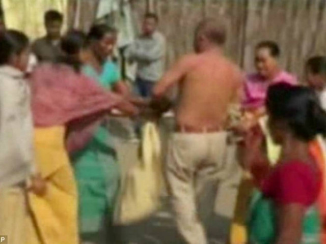 Βίντεο: Γδύνουν και χτυπούν πολιτικό κατηγορούμενο για βιασμό