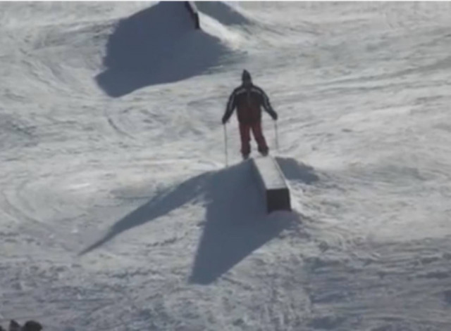 Βίντεο: Δείτε την απίστευτη τούμπα ενός σκιέρ!