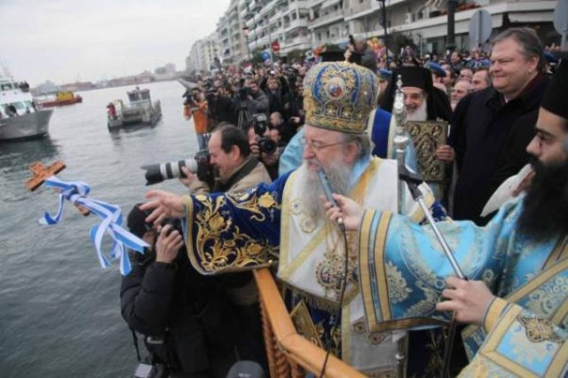 Λιλιπούτειος κολυμβητής βούτηξε για το Σταυρό αλλά την πάτησε...