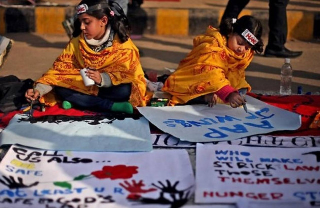 Ινδία: Ενώπιον του δικαστηρίου οι δράστες του ομαδικού βιασμού