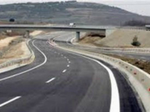 Μαύρες σημαίες και ανοιχτά διόδια για τον δρόμο - καρμανιόλα