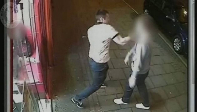 Βίντεο-ΣΟΚ: Τον έβγαλε νοκ-αουτ επειδή ήταν... κοκκινομάλλης!