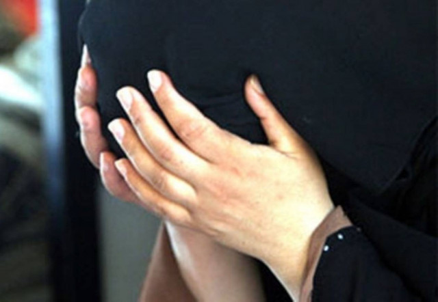 «Γάμος ή βιασμός»; Πάντρεψαν 15χρονη με 90χρονο!