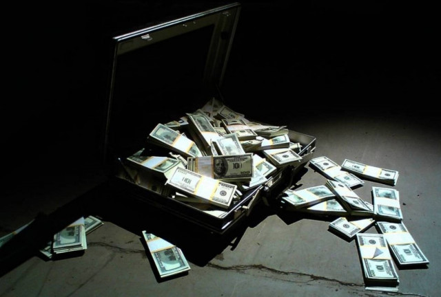 Βρήκε στον... δρόμο του σχεδόν μισό εκατομμύριο και τα επέστρεψε πίσω!