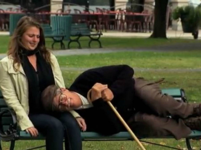 Απίστευτη φάρσα: Ηλικιωμένος κοιμάται... πάνω σε περαστικούς