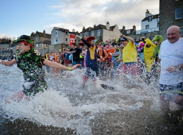 Boύτηξαν στα παγωμένα νερά για να γιορτάσουν το νέο έτος!(pics)