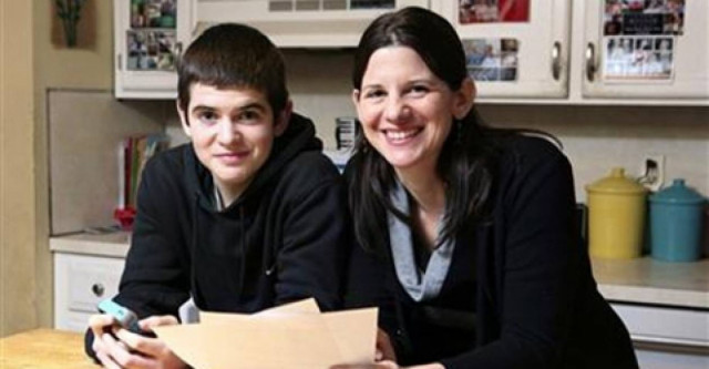 Έκανε δώρο στο γιο της ένα iPhone θέτοντας... 18 όρους! Διαβάστε τους