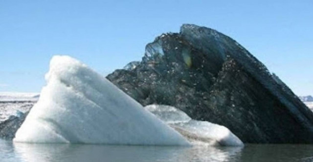 Η φωτογραφία από το μαύρο παγόβουνο που σαρώνει το διαδίκτυο