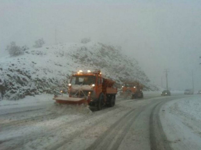 ΤΩΡΑ: Κλειστή η εθνική οδός – «Δίπλωσε» νταλίκα
