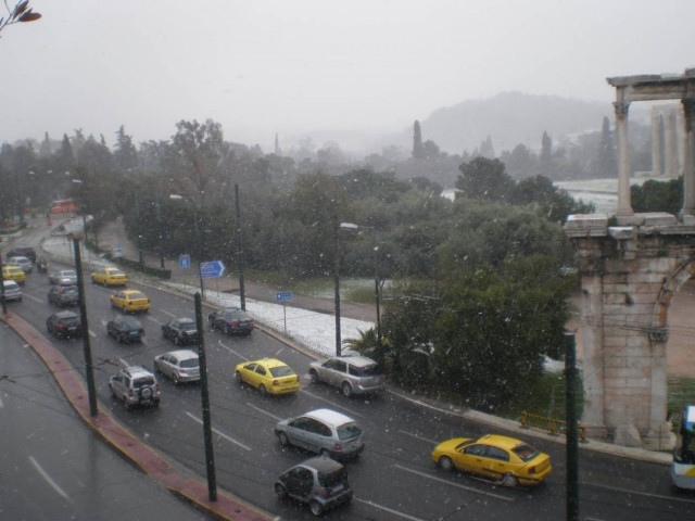 Χιονίζει στο κέντρο της Αθήνας
