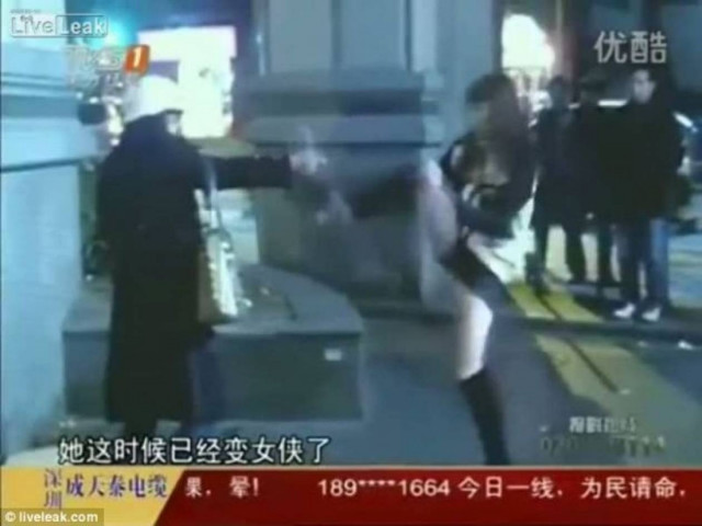 Βίντεο: Θηλυκός «νίντζα» αφοπλίζει γυναίκα σε παράκρουση