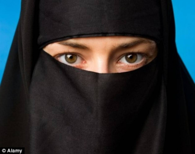 Διαζύγιο για την 15χρονη που αρνήθηκε την πρώτη νύχτα γάμου με 86χρονο