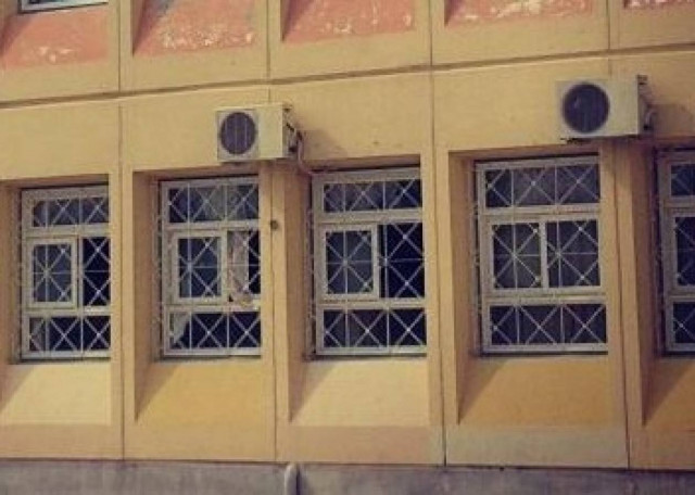 Δείτε τι έγραψαν μαθητές στα παράθυρα σχολείου στην Αθήνα!