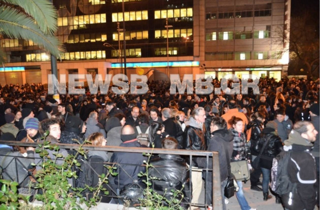 ΤΩΡΑ: Συγκέντρωση έξω από τη ΓΑΔΑ