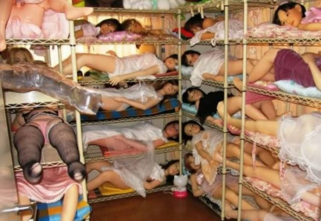 Απίστευτο: Δεν είχε λεφτά και πλήρωσε με... φουσκωτές κούκλες!