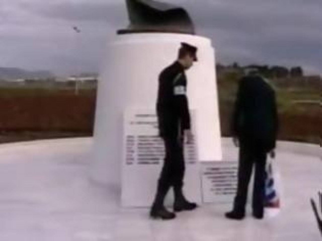 Βίντεο-Σοκ: Υπ. Άμυνας Κύπρου πέταξε  Ελληνική- Κυπριακή Σημαία!