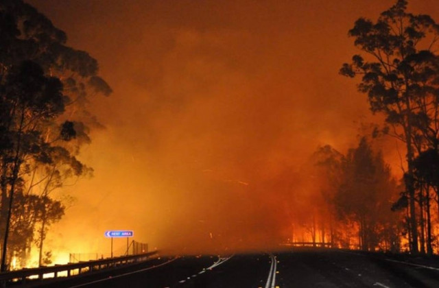 Μάχη με τις φλόγες δίνουν οι πυροσβέστες στην Αυστραλία