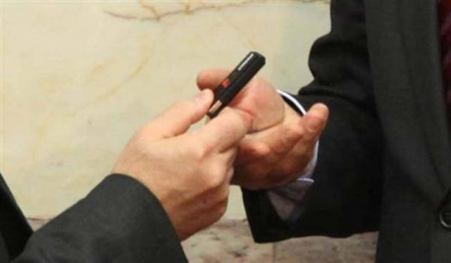 Στη Βουλή το στικάκι και ο φάκελος για τα μη πολιτικά πρόσωπα