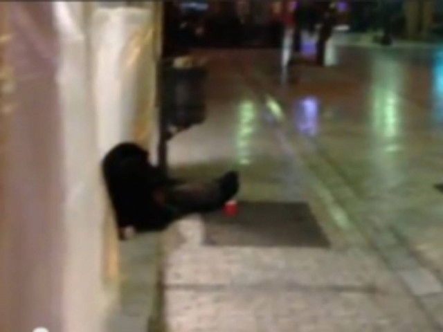 Βίντεο-σοκ: Άστεγος παγωμένος στο χιονιά στην Πάτρα